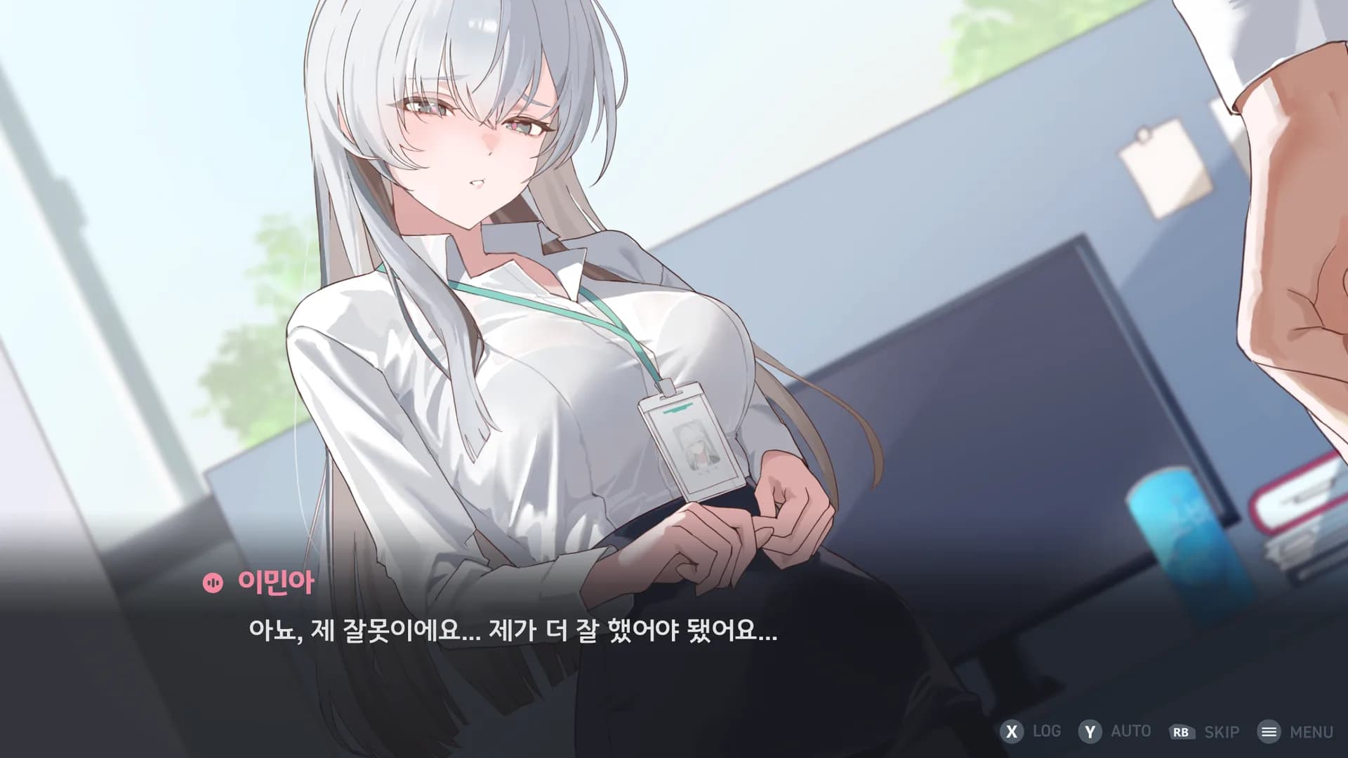 낮 사무실에서 이민아가 대화하는 인게임 장면